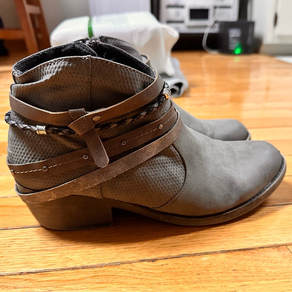 women’s ankle boots. low heel. 9.5. beige. zip up.